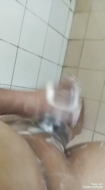 찬물 샤워 속 내 거대한 자지 자위