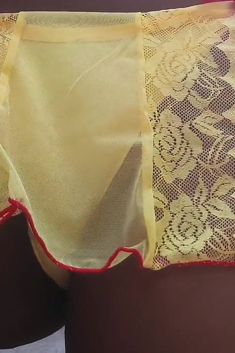 からかい摩擦私の猫放尿でセクシーな黄色の下着