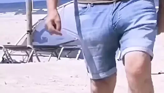 Belgian porn video – A Bulging Daddy at the Beach