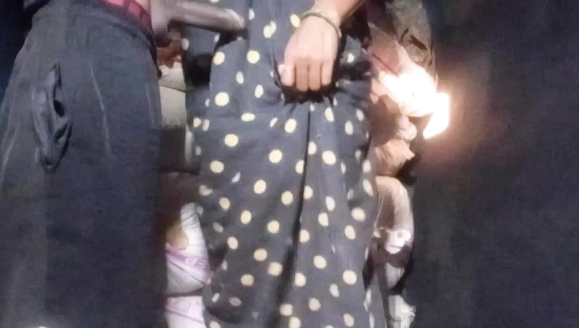 印度德西村继兄弟和站着的继妹在家里激情做爱