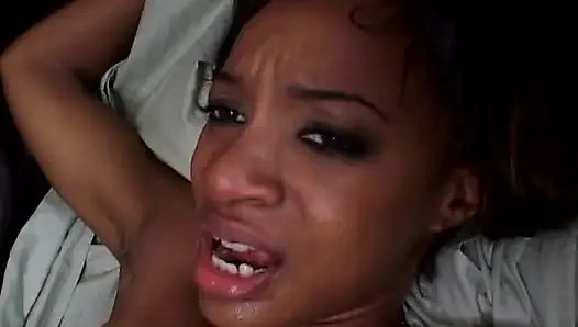 Güzel zenci genç kız sert üçlü grup sekste iki biniyor