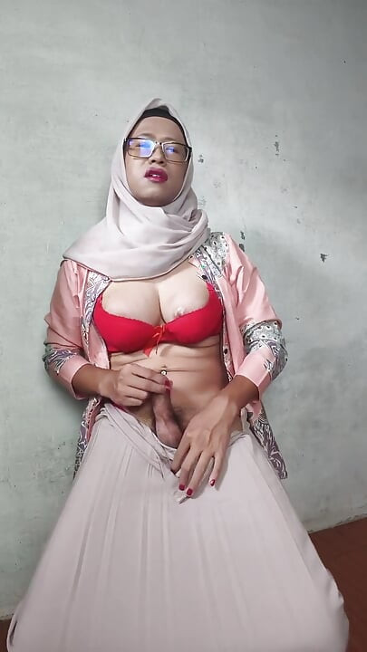 Shemale đội khăn trùm đầu vú to thủ dâm