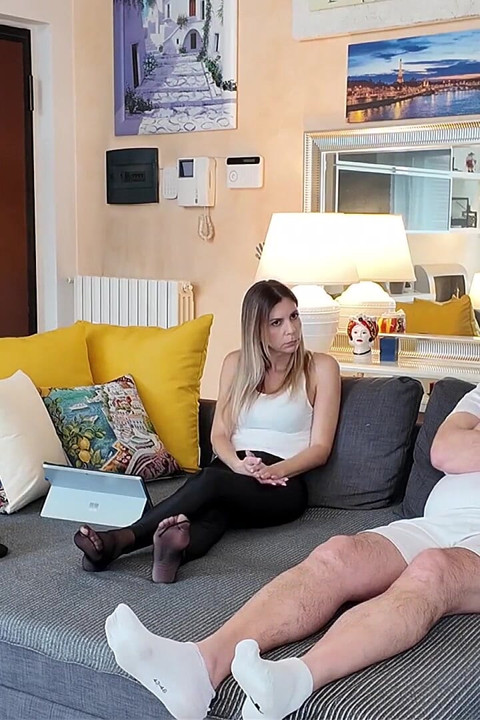 Galenskapen kring den oskulds-styvsonen har sprängts i luften. Förvånad men uppspelt styvmamma erbjuder sin perversa hjälp