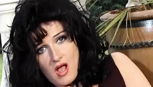 Привлекательную темноволосую французскую шлюшку анально трахают в сцене от первого лица