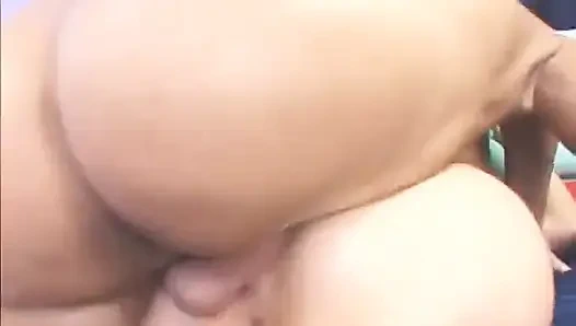 Kaum legal, teen reitet schwanz vor einer gesichtsbesamung