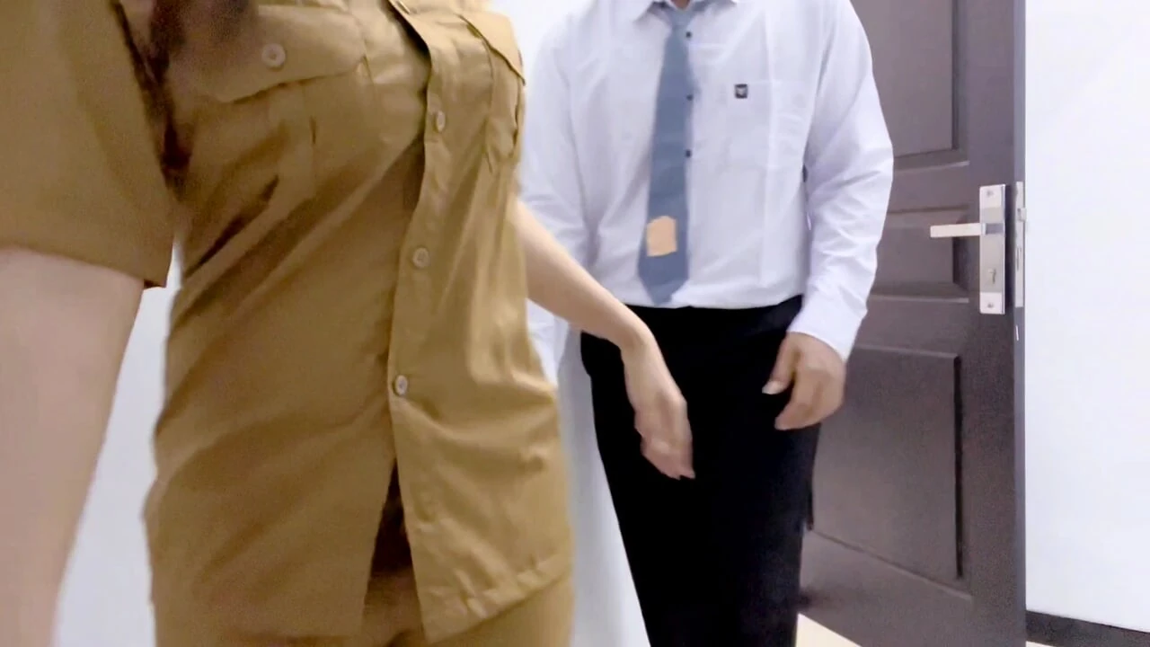 Shikshak abhyas ke sath chhatron ko jiv vijnjan ka path paate hain