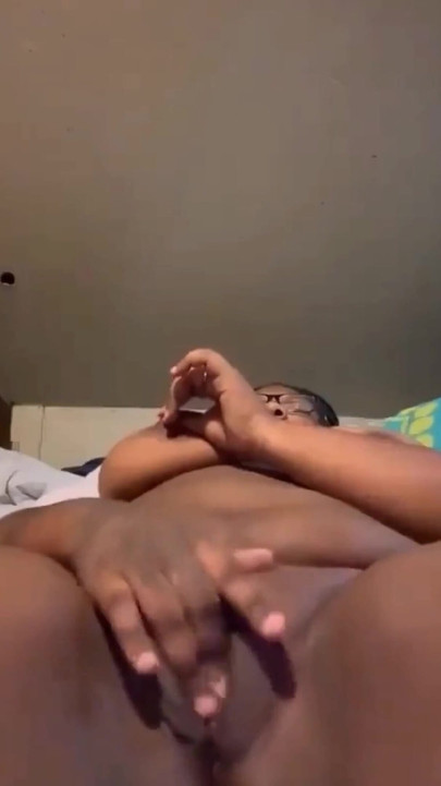 Trljam moju mokru pičku i stiskam sise tako jako