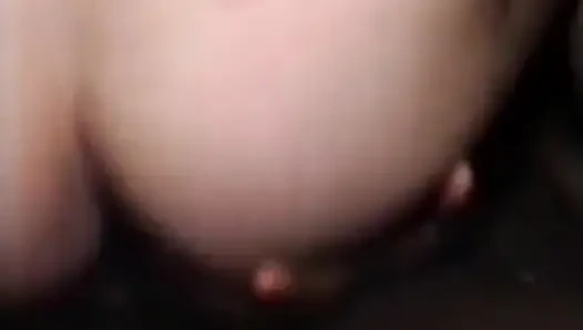 Si cewek hot rambut hitam ini nggak bisa berhenti nyepong kontolmu