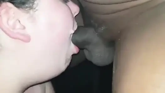 Cewek semok kulit hitam ini dientot habis-habisan sama besar pria kulit hitam sampai tersedak