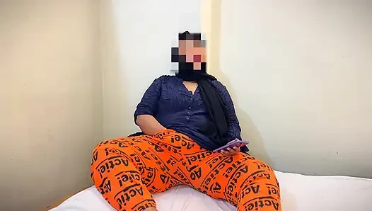 Üvey oğul Arap ateşli üvey annesini parmaklarken ve aşırı fışkırtırken yakalandı... Külot içinde sonra domaltmalı anal ve ıslak amcık sikişine yardım ediyor