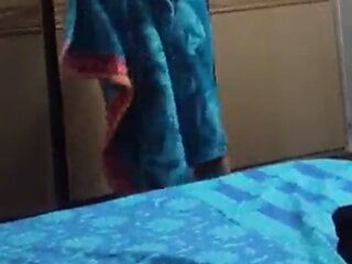 La ragazza di Chennai si spoglia nella doccia, video