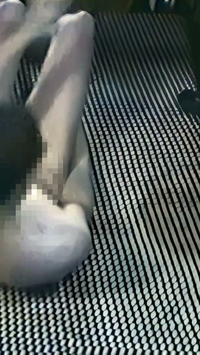 오래된 창고의 알몸 오줌과 고비 자위 | 클립 1