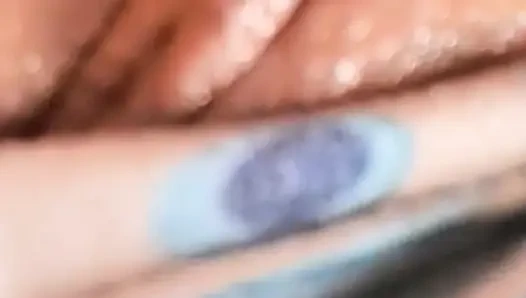 Latin kadın fışkırtana kadar mastürbasyon yapıyor