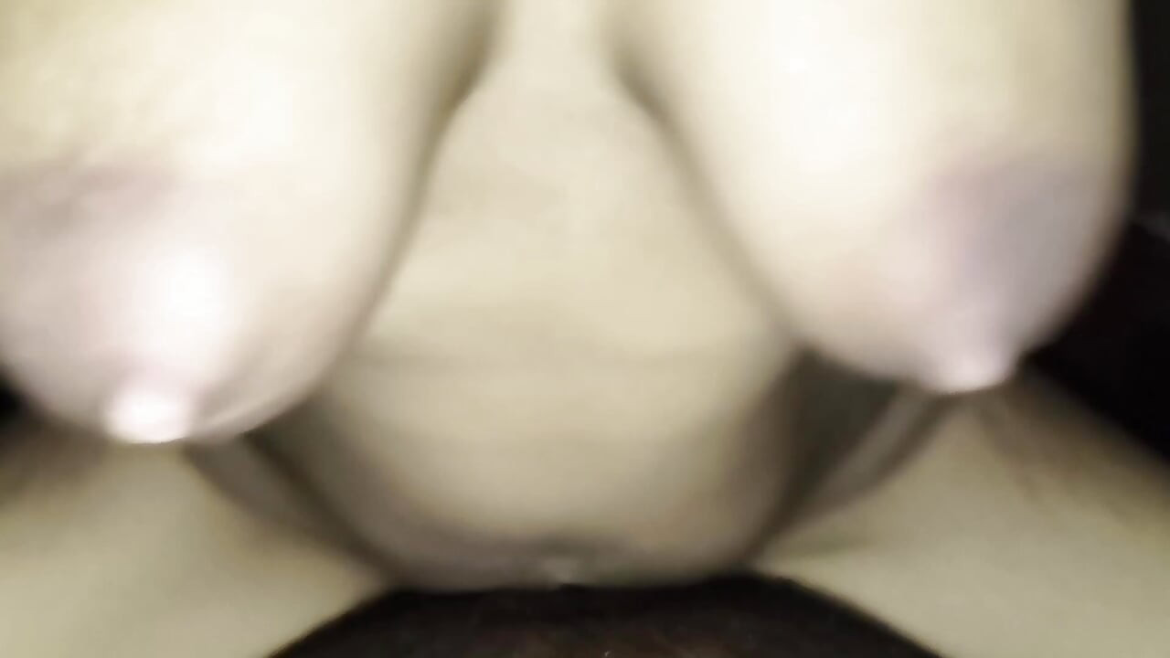 Une fille blanche se fait baiser par un black