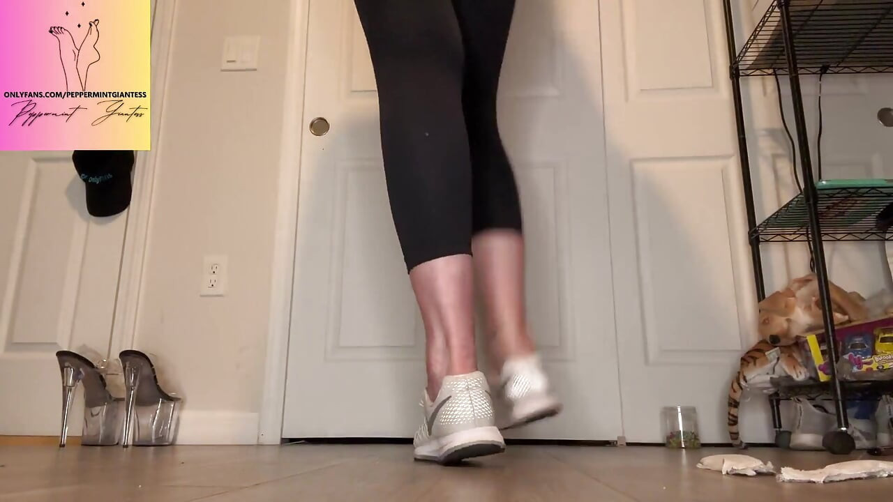 10 vs 16 feet büyüklüğünde başka bir çift minik spor ayakkabının dillerini yırtıyor