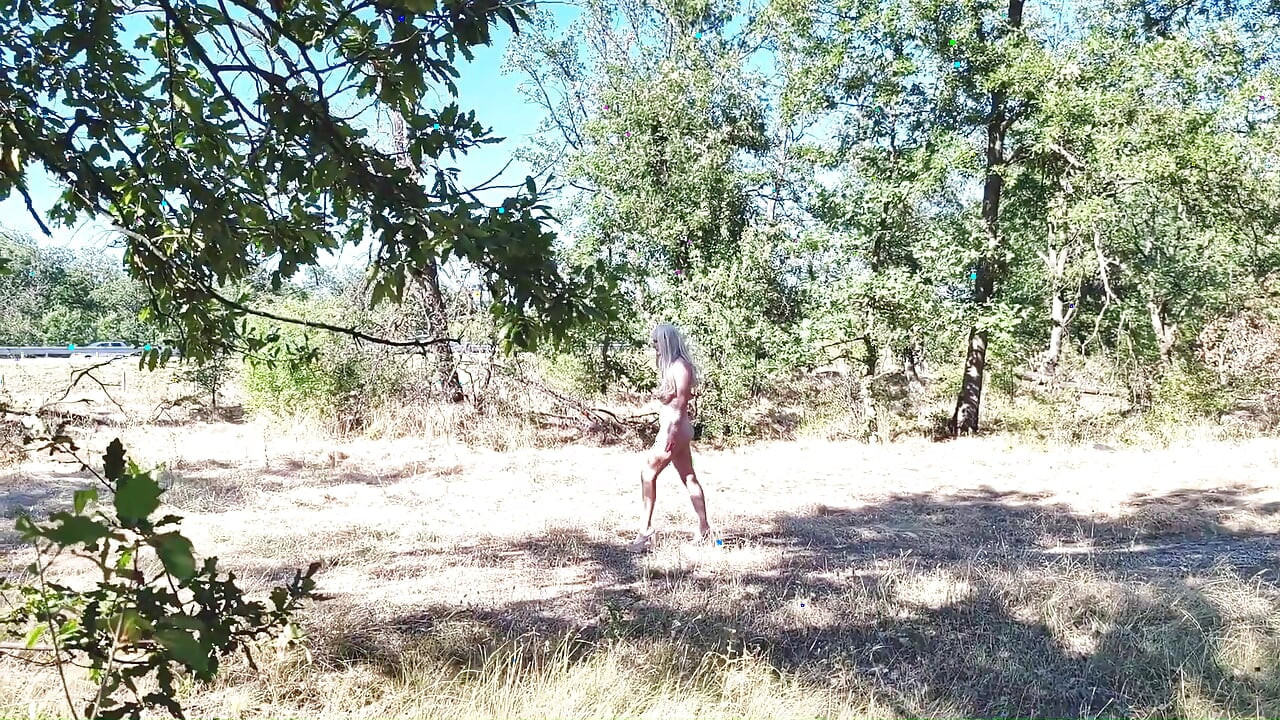 La pequeña puta camina desnuda