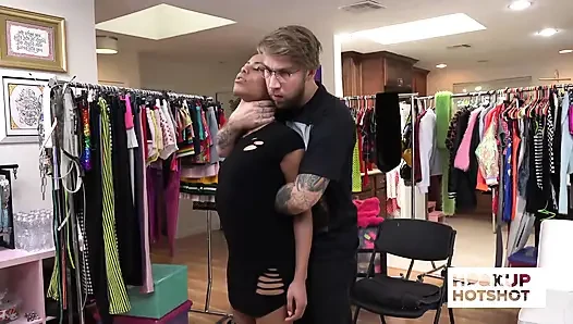За кулисами - красивой Kira Noir соблазняет ее попку Bryan Gozzling!