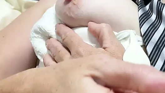 Ateşli şımarık kadın külotlu çorapla da boşalıyor!