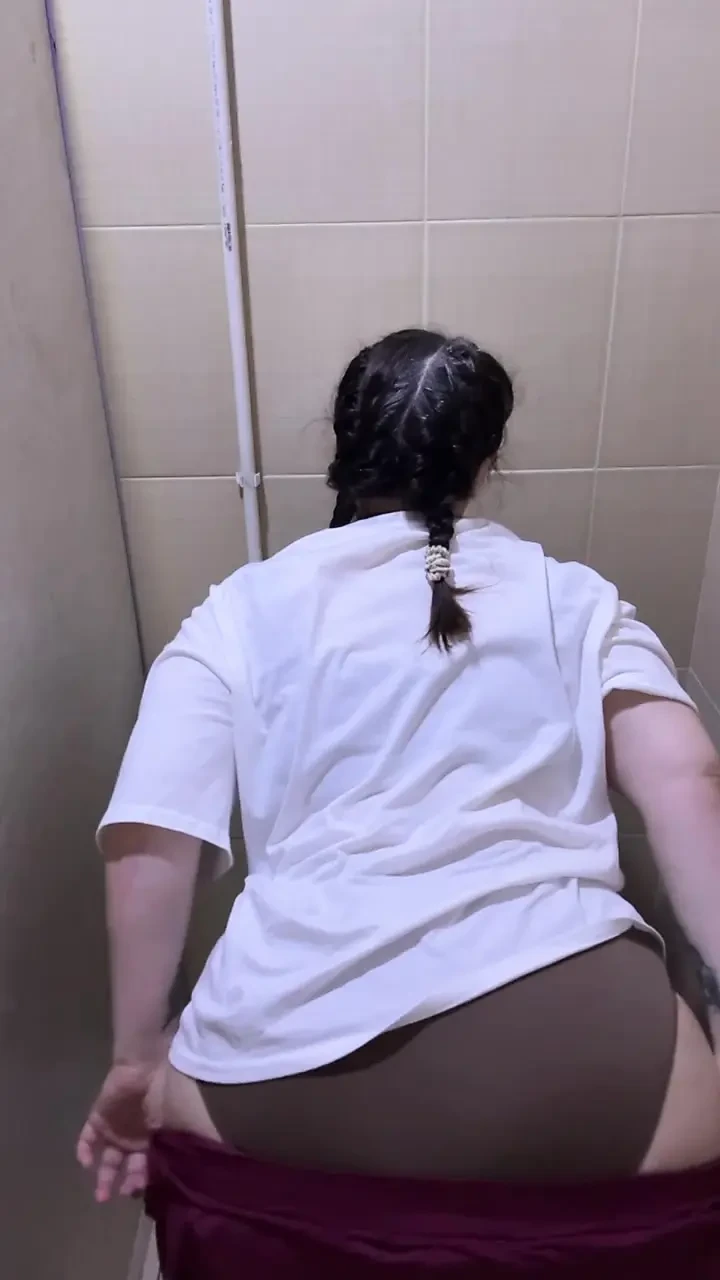 在夜总会的公共厕所自慰