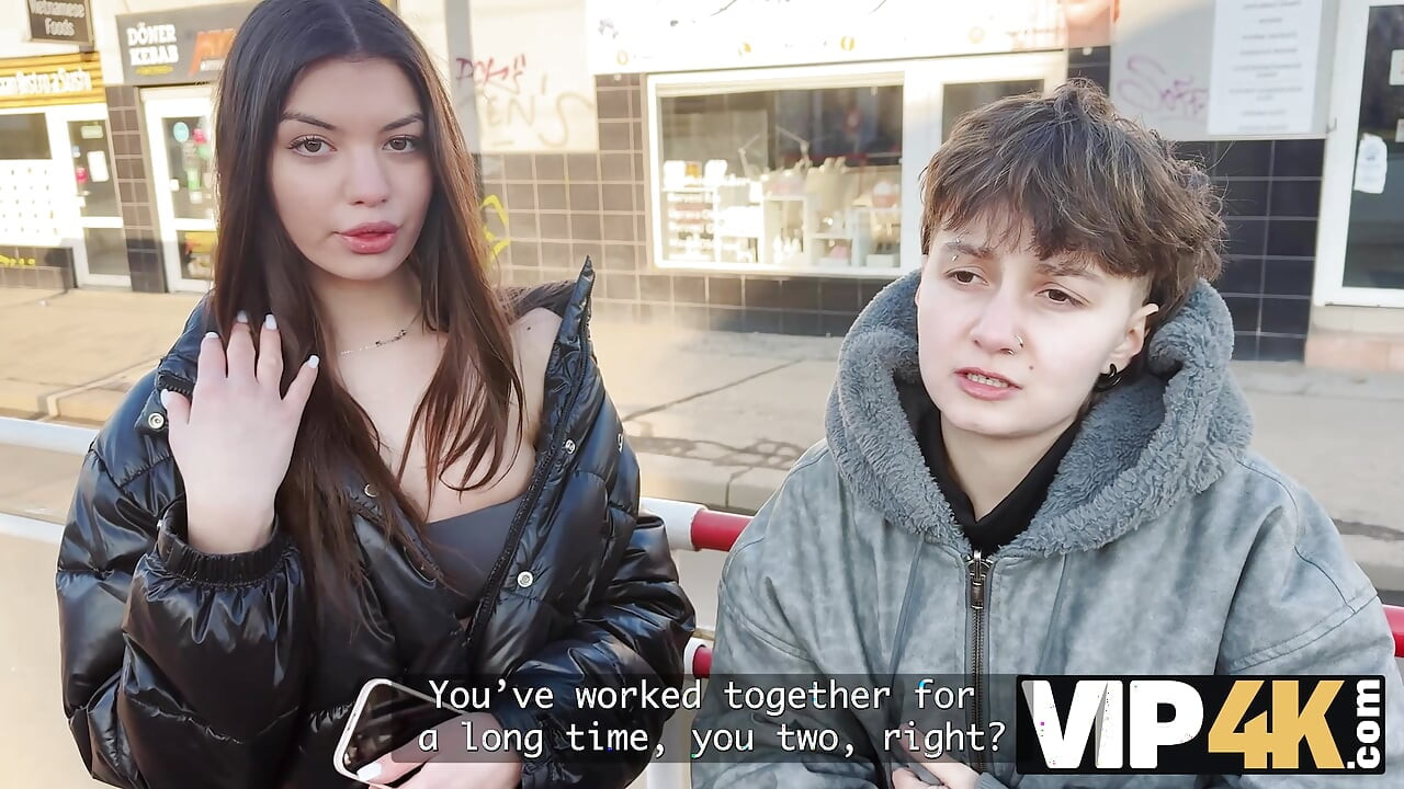 VIP4K. Deux jolies lesbiennes ne craint pas de faire un trio avec un inconnu dans le train