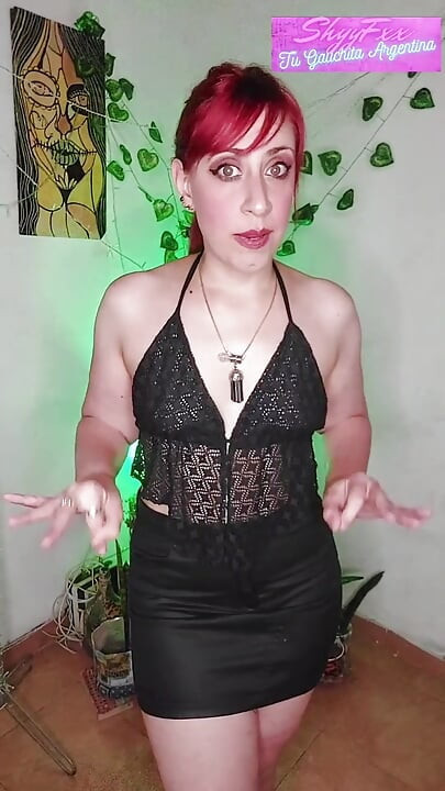 Hago que mi cornudo elija una tanga para poder follar a otro hombre!!