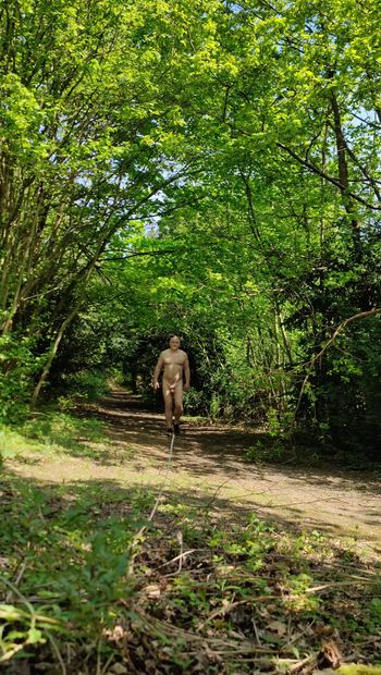 Maidstonenakedman在Bluebell Hill树林里裸体行走 第2部分
