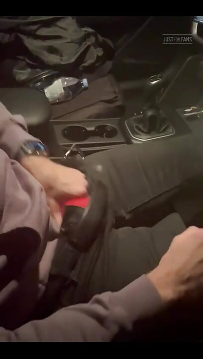 Dirigindo para casa da academia eu tive que parar e bater meu pau para fora!