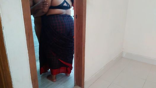 Día de San Valentín - hijastro se masturba en el baño, luego india milf madrastra caliente lo ayuda follándolo (follada anal con enormes culo y tetas)