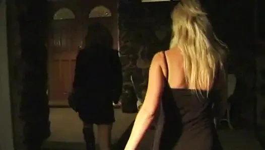 Wilde Lesbenabenteuer in Taxi und Badewanne