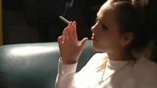 Meisje rookt voor het slapengaan