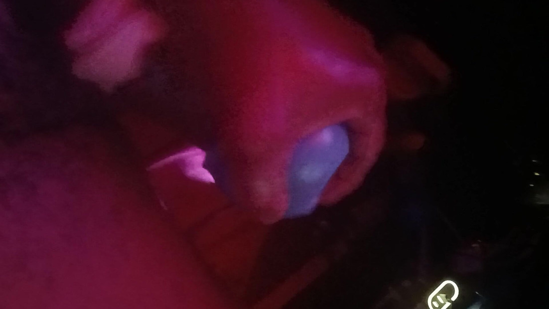 只是一些大黑鸡巴茄子让你欣赏。几乎在它完全勃起。告诉我你的想法。
