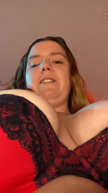 Spännande ögonblick från "Domme Marie Rider dig - Liten röd behå, Big Purple Dildo och WeVibe - POV CEI SPH JOI - Tre"