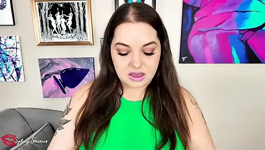 Lagi asik menguji lipstikku sama kamu