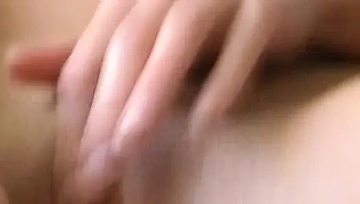 Boneka pirang Jerman seksi menggosok memeknya dalam adegan solo