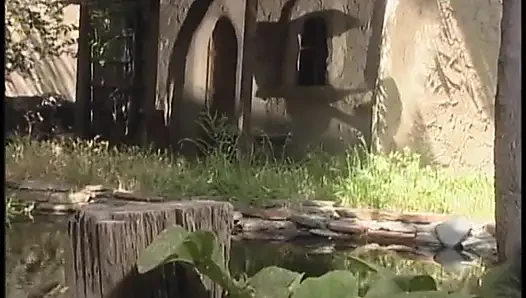 Ateşli sarışın genç kız açık havada yarağa biniyor