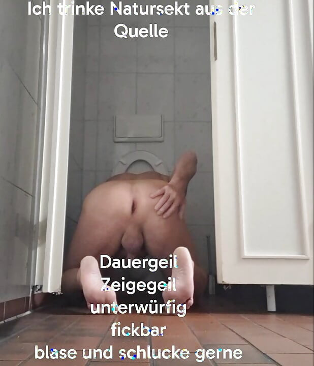 Nackt und bespielbar auf dem öffentlichen Klo