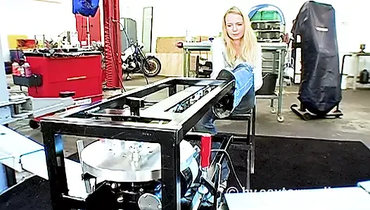 Fickmaschine Im Doggystile Penetriert Geile Muschie