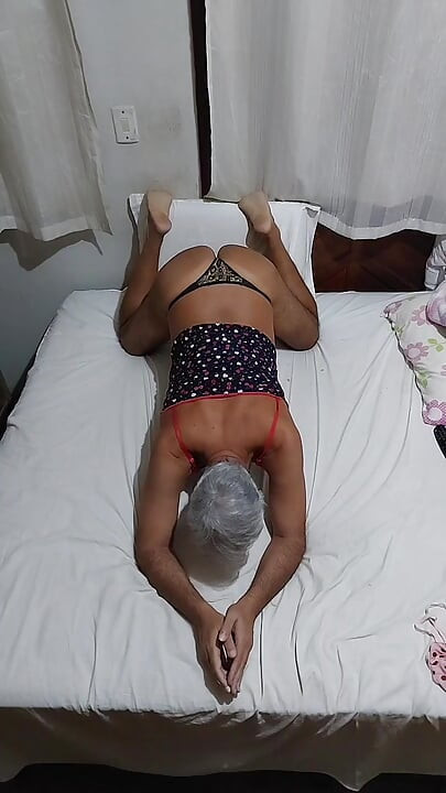 Ladysilva live chat in bed doing a striptease