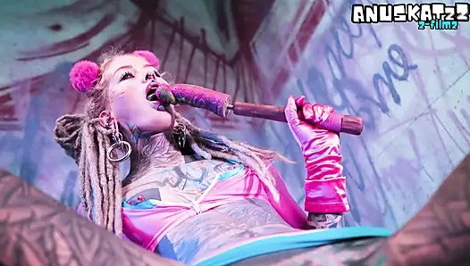 Dövmeli serseri genç kız her iki deliğe de büyük dildolar sokuyor - geniş anal mastürbasyon ve atm