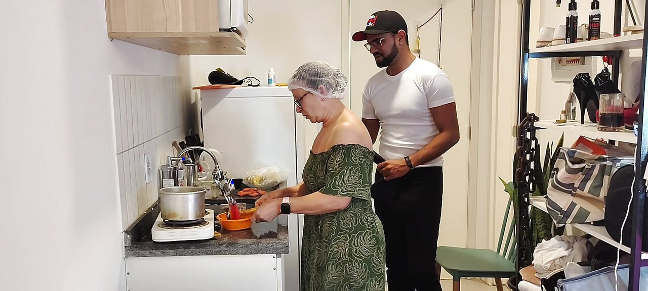 Abuela de 87 años en su cocina y su nieto pervertido mirando debajo de su vestido