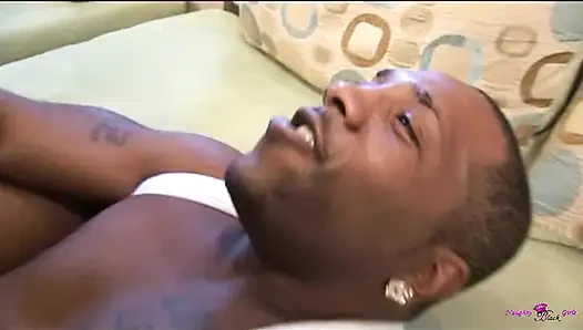 Büyük götlü siyah sürtük Danni Dior amcığını büyük siyah yarağıyla parçalıyor.