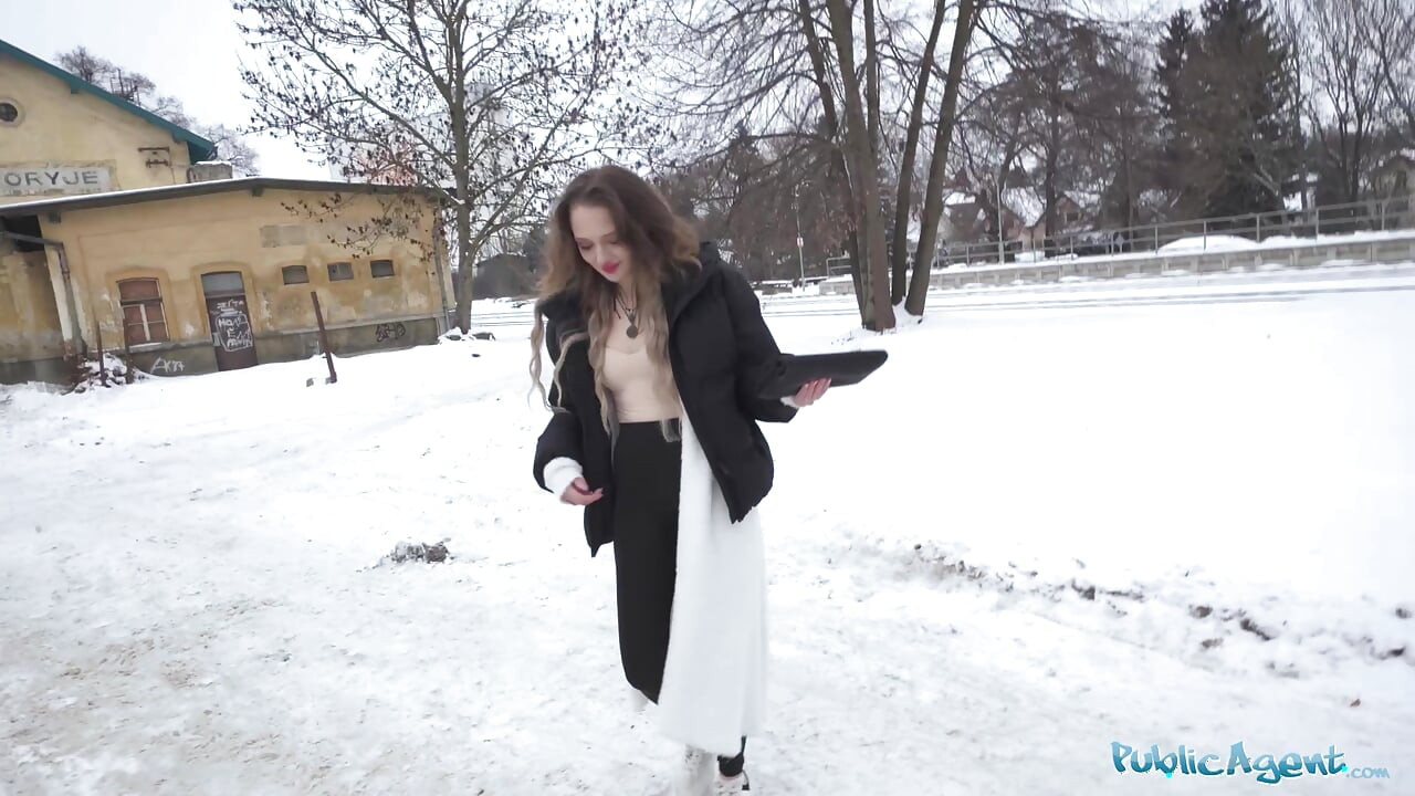 Het rysk ballerina har sin tajta fitta penetrerade min en stor fet kuk - offentlig agent