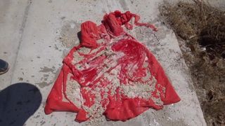 Schiacciamento del terreno sul vestito rosso 4