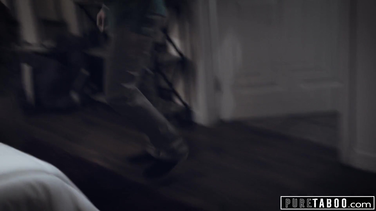 純粋なタブーの継母が義理息子を喜ばせる彼自身を助けた