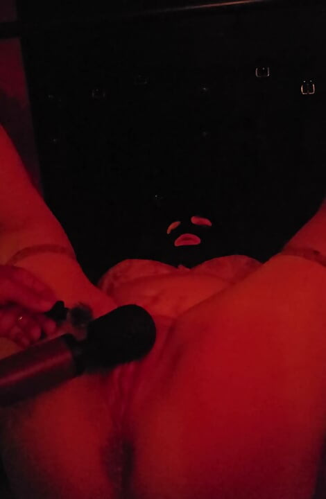 Er spielt mit meiner nassen Fotze