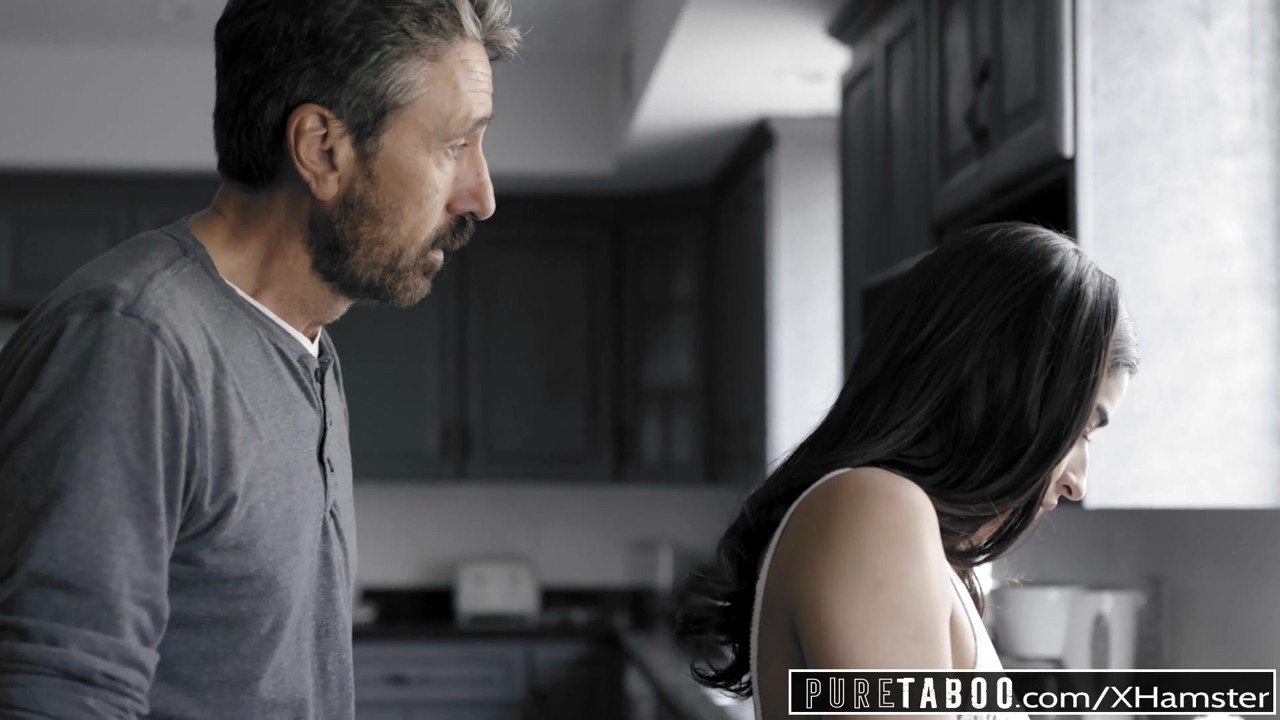 純粋なタブーティーン痴女Emily WillisがStepdadでスパンキング＆中出し