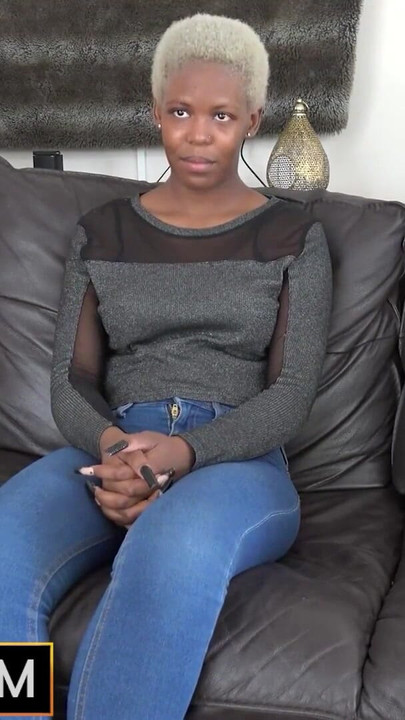 Une bombasse noire naturelle sexy se fait défoncer brutalement en POV | Clip 1