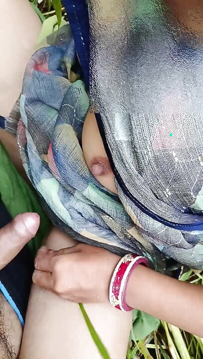 Gaon ki desi ladki ko sadi mein khet per doggy Banakar munh mein land chuswa karke chod
