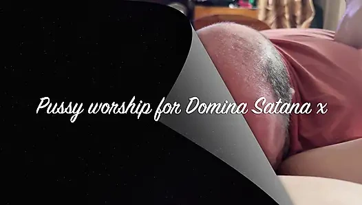 Domina satana memeknya dipuja sama booboo!