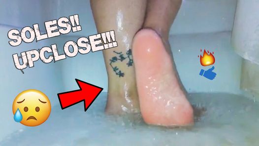 Les pieds nus d'une latina se douchent ASMR, fétichisme des pieds, JOI en HD - orteils et semelles blancs par Daisy